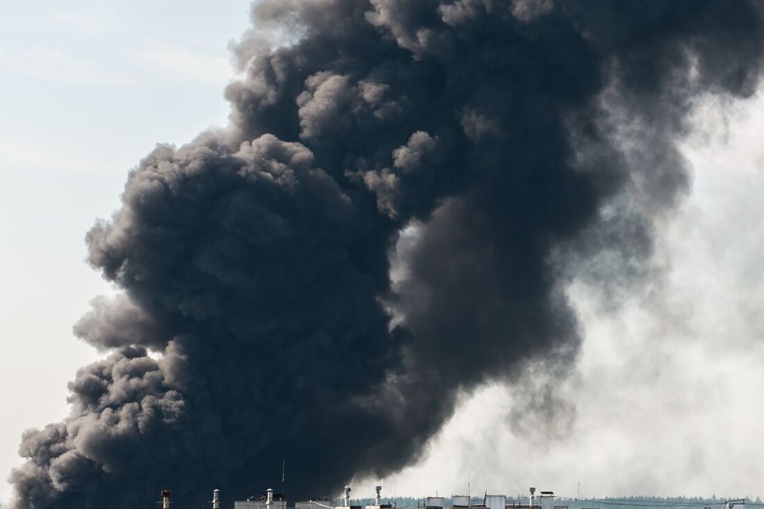 In Königs Wusterhausen, the fire brigade alerts due to burning hay bales. Residents are asked to close windows.