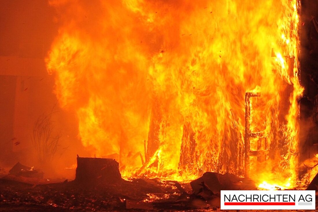 Großbrand in Angermünde, Uckermark: 4.000 m² Lagerhalle mit Strohballen in Flammen, Feuerwehr im Dauereinsatz. Schadensursache unklar.