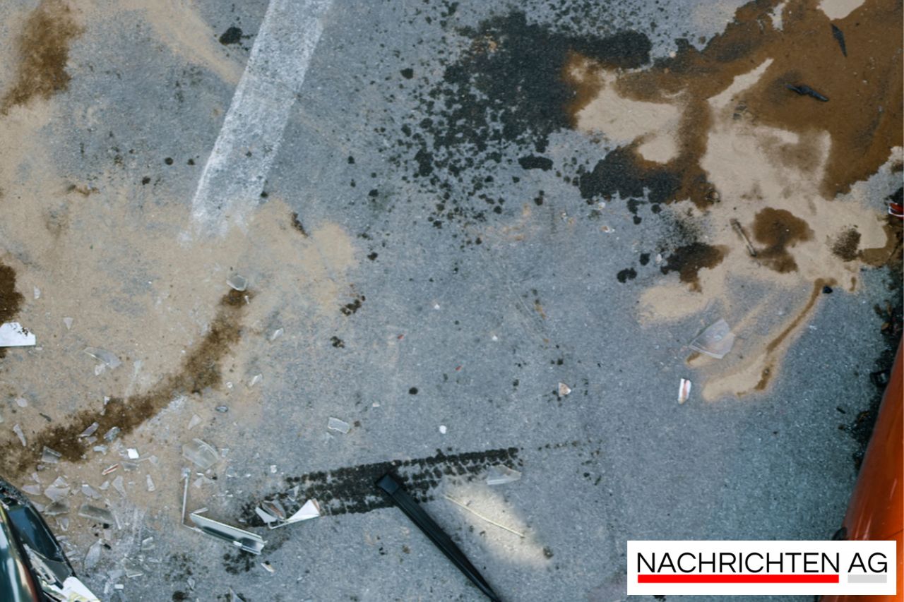 Unfall auf A24: Lkw rutscht in Graben – Verkehrschaos bei Kremmen!